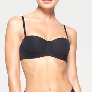 SKIMS FITS EVERYBODY straplesss bra